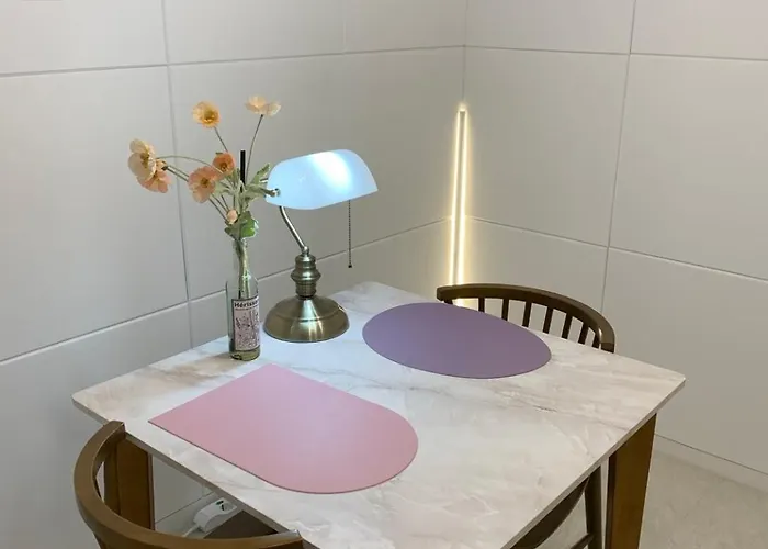 Comma 2, Cozy Semi-basement 아파트 *
